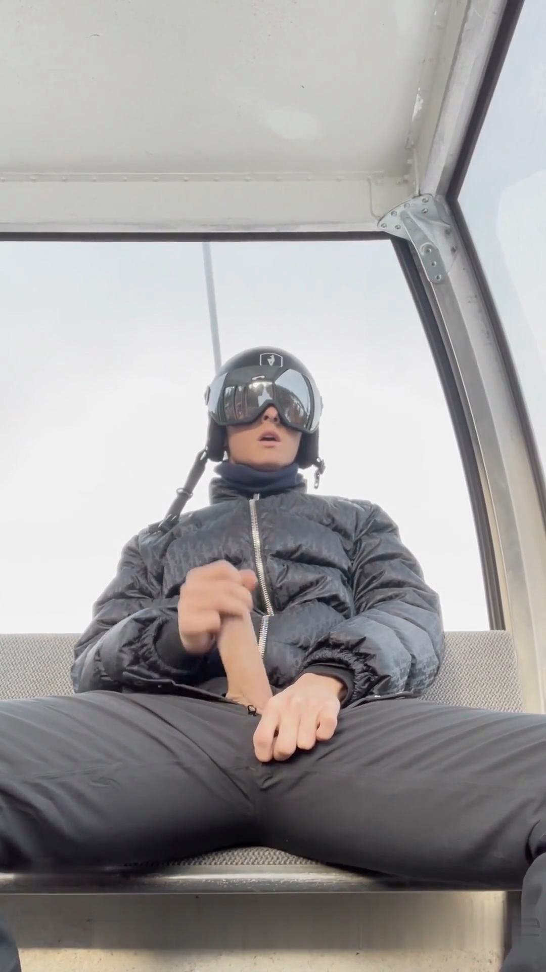 Svandylove – jerking on the ski lift